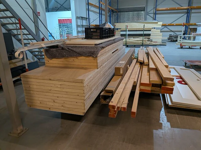 Partij hout plaatmateriaal en balken | beursstand - afbeelding 9 van  14