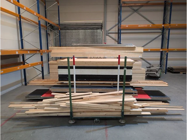 Partij hout plaatmateriaal en balken - afbeelding 1 van  8