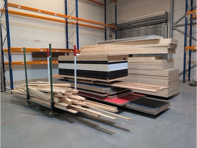 Partij hout plaatmateriaal en balken - afbeelding 2 van  8