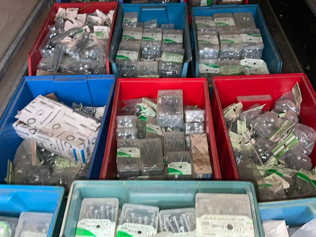 Partij houtbouten, moeren. - afbeelding 2 van  10