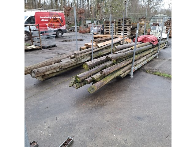 Partij houten balken en palen in 2x transportbok - afbeelding 1 van  8