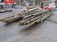 Partij houten balken en palen in 2x transportbok - afbeelding 1 van  8