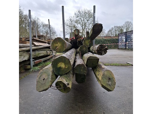 Partij houten balken en palen in 2x transportbok - afbeelding 2 van  8