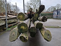 Partij houten balken en palen in 2x transportbok - afbeelding 2 van  8