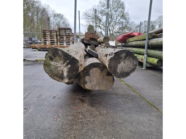 Partij houten balken en palen in 2x transportbok - afbeelding 3 van  8