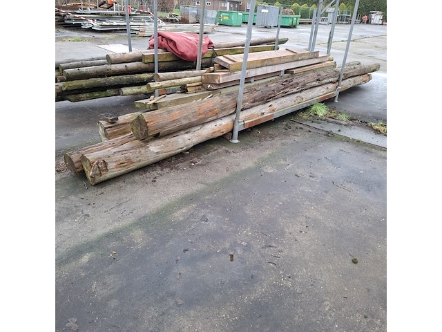 Partij houten balken en palen in 2x transportbok - afbeelding 4 van  8