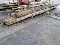 Partij houten balken en palen in 2x transportbok - afbeelding 4 van  8