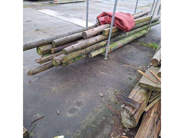 Partij houten balken en palen in 2x transportbok - afbeelding 5 van  8