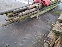 Partij houten balken en palen in 2x transportbok - afbeelding 5 van  8