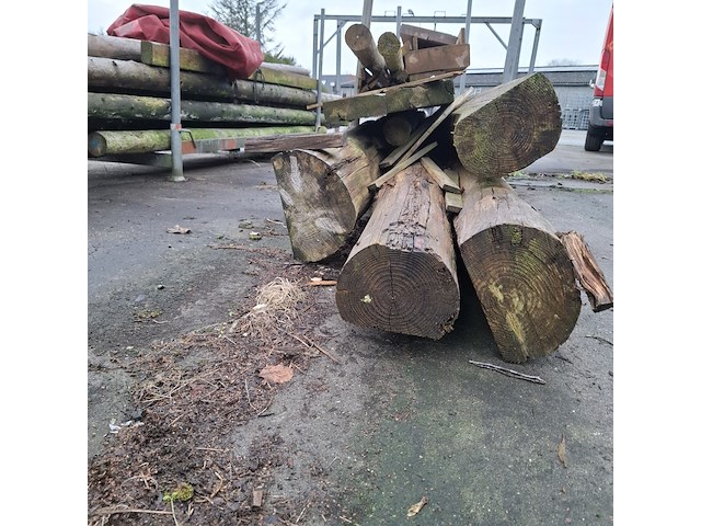 Partij houten balken en palen in 2x transportbok - afbeelding 6 van  8