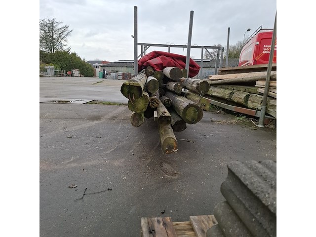 Partij houten balken en palen in 2x transportbok - afbeelding 7 van  8
