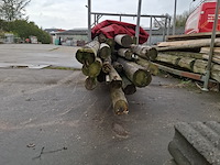 Partij houten balken en palen in 2x transportbok - afbeelding 7 van  8