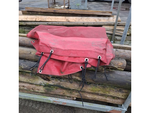 Partij houten balken en palen in 2x transportbok - afbeelding 8 van  8