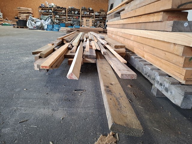 Partij houten balken en planken - afbeelding 7 van  18