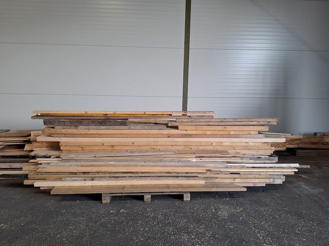 Partij houten balken en planken - afbeelding 1 van  18