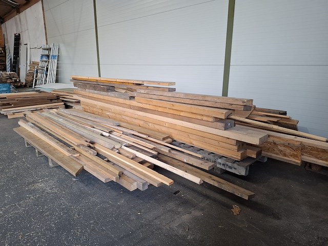 Partij houten balken en planken - afbeelding 11 van  18