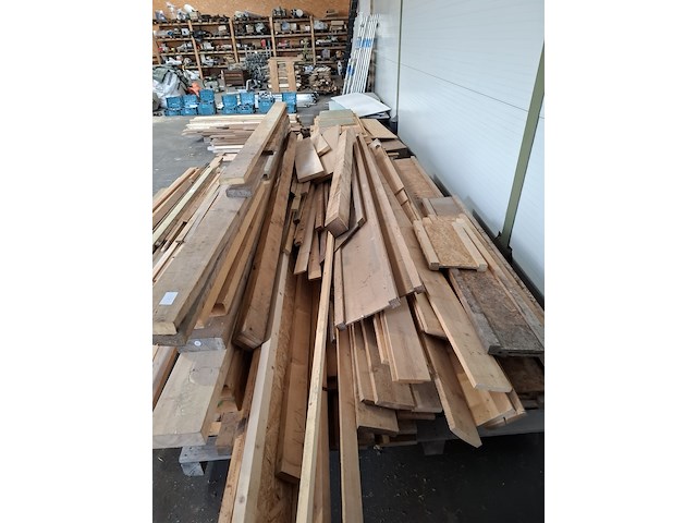 Partij houten balken en planken - afbeelding 13 van  18