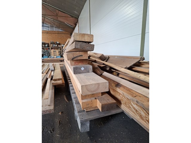 Partij houten balken en planken - afbeelding 15 van  18
