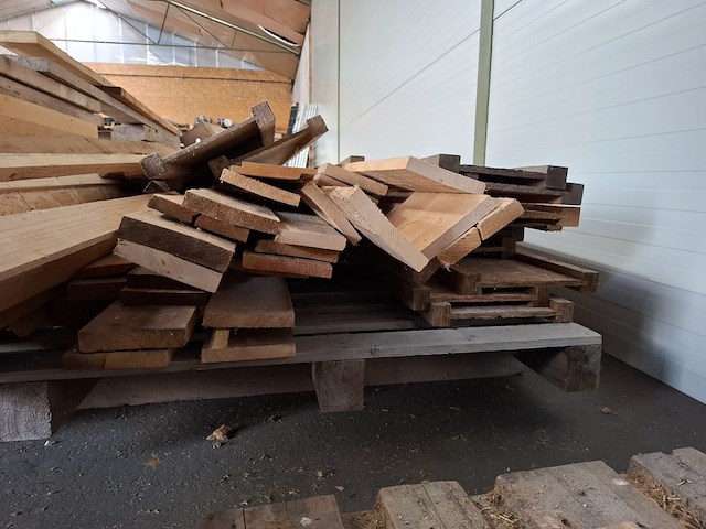 Partij houten balken en planken - afbeelding 16 van  18