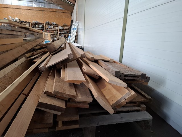 Partij houten balken en planken - afbeelding 17 van  18