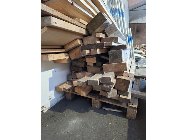 Partij houten balken en planken - afbeelding 5 van  14