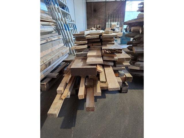 Partij houten balken en planken - afbeelding 11 van  14