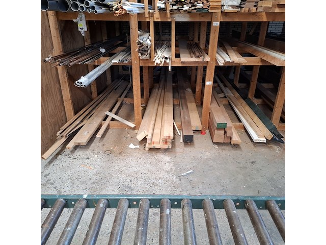 Partij houten balken in 3x vak - afbeelding 1 van  9