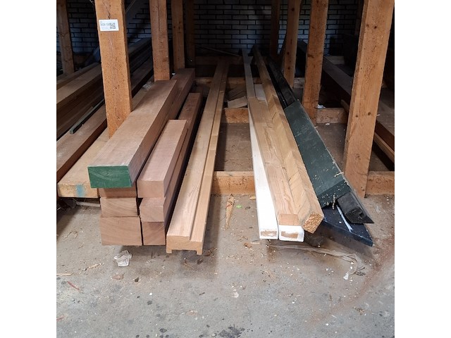 Partij houten balken in 3x vak - afbeelding 2 van  9