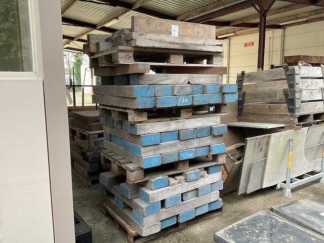 Partij houten balken - afbeelding 1 van  1