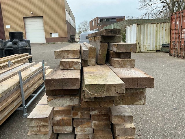 Partij houten balken - afbeelding 1 van  1