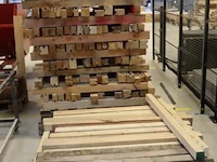 Partij houten balken - afbeelding 1 van  4