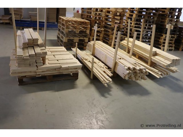 Partij houten balken/latten - afbeelding 1 van  16