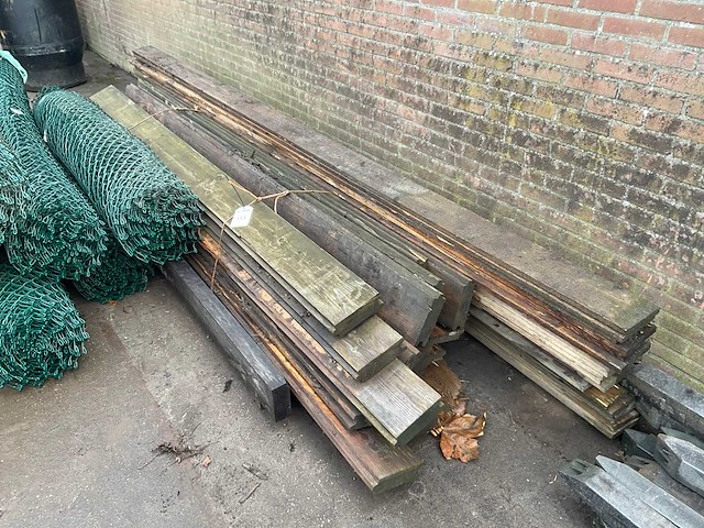 Partij houten damwandprofiel en planken - afbeelding 2 van  3