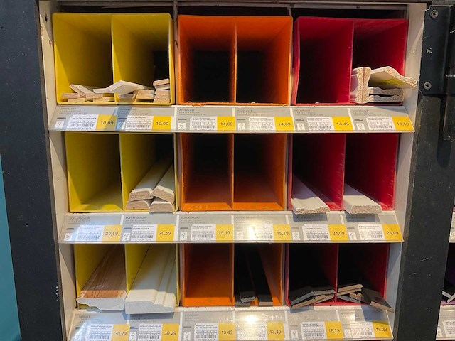 Partij houten en metalen profielen (610x) - afbeelding 1 van  7