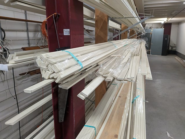 Partij houten glaslatten en afwerkprofielen - afbeelding 2 van  37