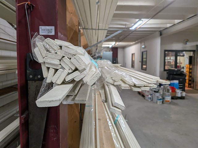 Partij houten glaslatten en afwerkprofielen - afbeelding 3 van  37