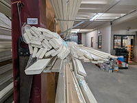 Partij houten glaslatten en afwerkprofielen - afbeelding 3 van  37