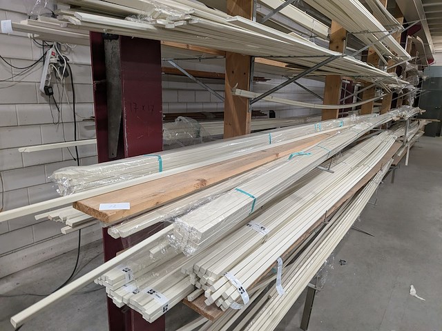 Partij houten glaslatten en afwerkprofielen - afbeelding 4 van  37
