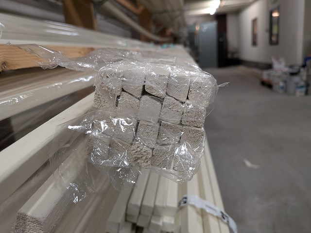 Partij houten glaslatten en afwerkprofielen - afbeelding 5 van  37