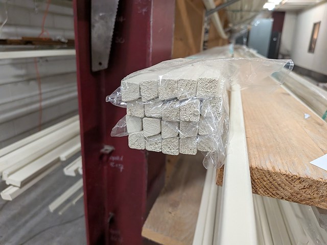 Partij houten glaslatten en afwerkprofielen - afbeelding 6 van  37