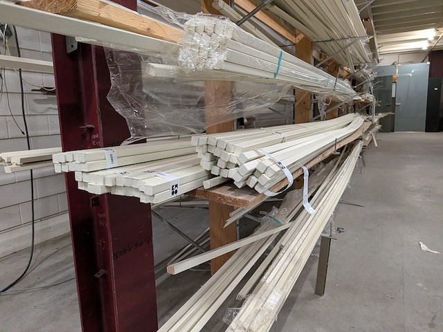 Partij houten glaslatten en afwerkprofielen - afbeelding 7 van  37