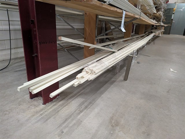 Partij houten glaslatten en afwerkprofielen - afbeelding 11 van  37