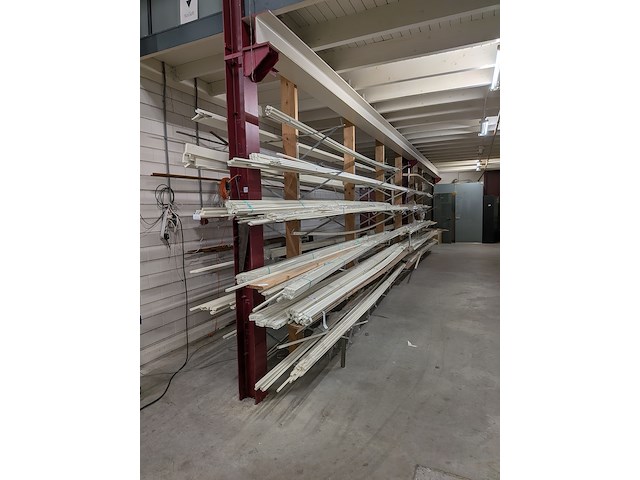 Partij houten glaslatten en afwerkprofielen - afbeelding 1 van  37