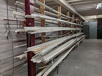 Partij houten glaslatten en afwerkprofielen