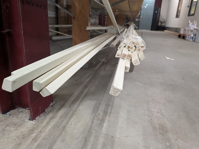Partij houten glaslatten en afwerkprofielen - afbeelding 13 van  37