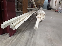Partij houten glaslatten en afwerkprofielen - afbeelding 13 van  37