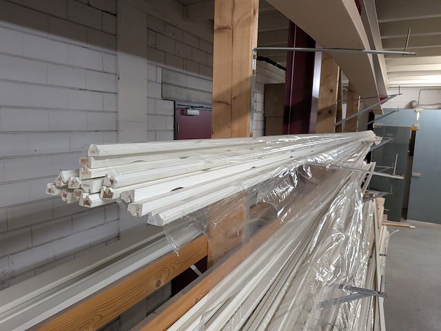 Partij houten glaslatten en afwerkprofielen - afbeelding 14 van  37