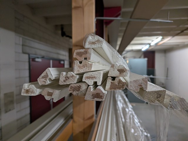 Partij houten glaslatten en afwerkprofielen - afbeelding 15 van  37