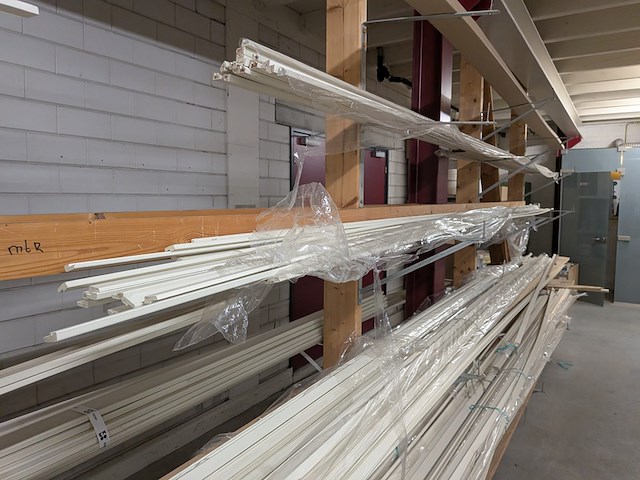 Partij houten glaslatten en afwerkprofielen - afbeelding 16 van  37