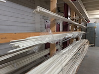 Partij houten glaslatten en afwerkprofielen - afbeelding 16 van  37